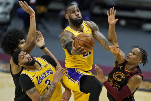 开云官方直播-喜欢挑衅勒布朗？老詹狂轰46分回应骑士制服组嘲讽